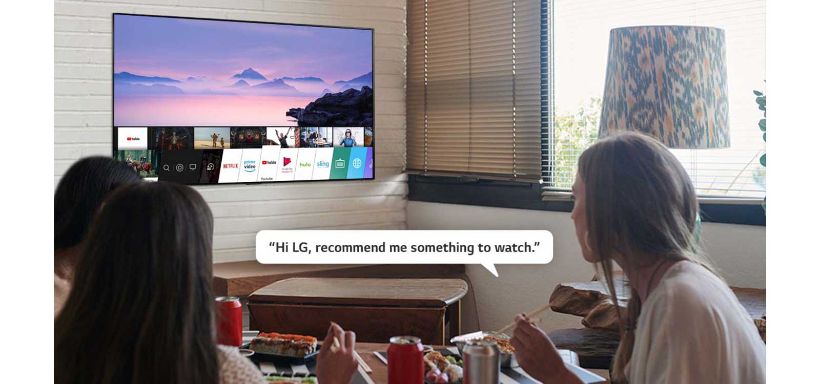 Trys moterys valgo suši ir viena iš jų LG TV prašo pateikti rekomendaciją, ką žiūrėti