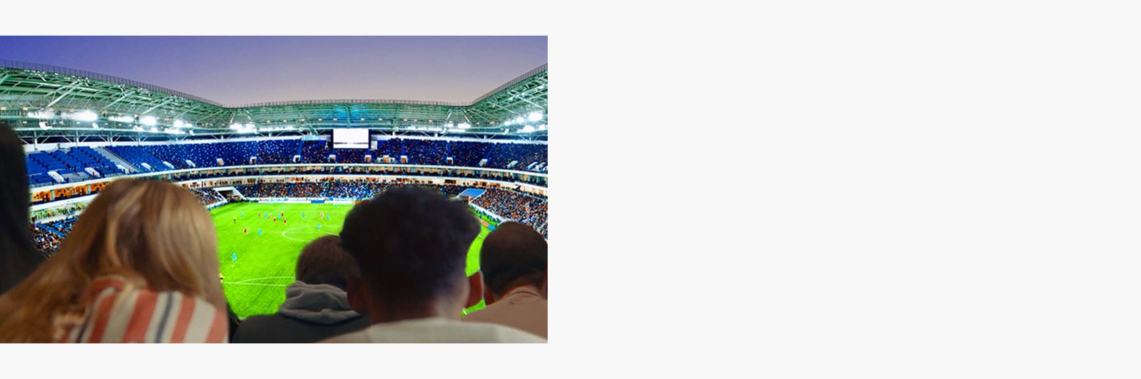 Žmonės dideliame TV žiūri futbolo rungtynes, fone matomas viso stadiono vaizdas