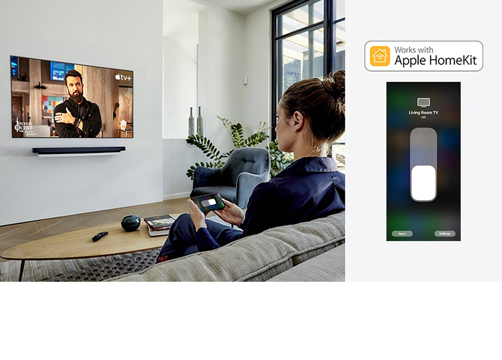 Ant sofos sėdinti moteris žiūri „Apple TV+“ turinį naudodama „Apple Homekit“ mobiliajame telefone (judinkite slankiklį)