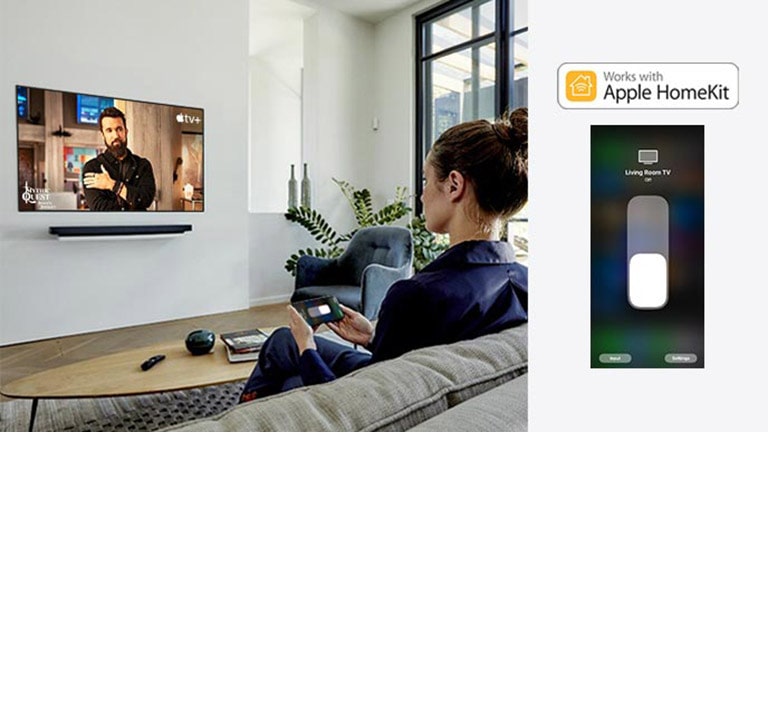 Ant sofos sėdinti moteris žiūri „Apple TV+“ turinį naudodama „Apple Homekit“ mobiliajame telefone (judinkite slankiklį)
