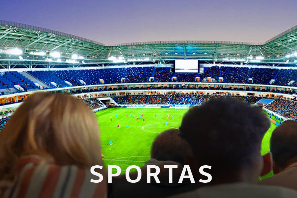 Žmonės dideliame TV žiūri futbolo rungtynes, fone matomas visas stadionas