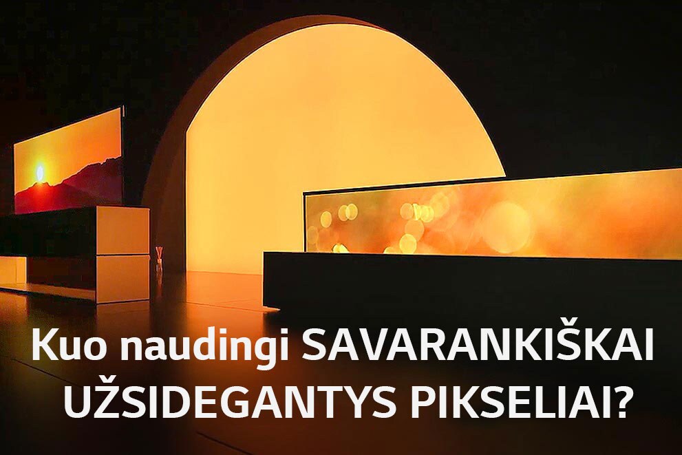 Tamsiame kambaryje dviejuose LG suvyniojamuose TV rodomas visas ir dalinis saulėlydžio vaizdas
