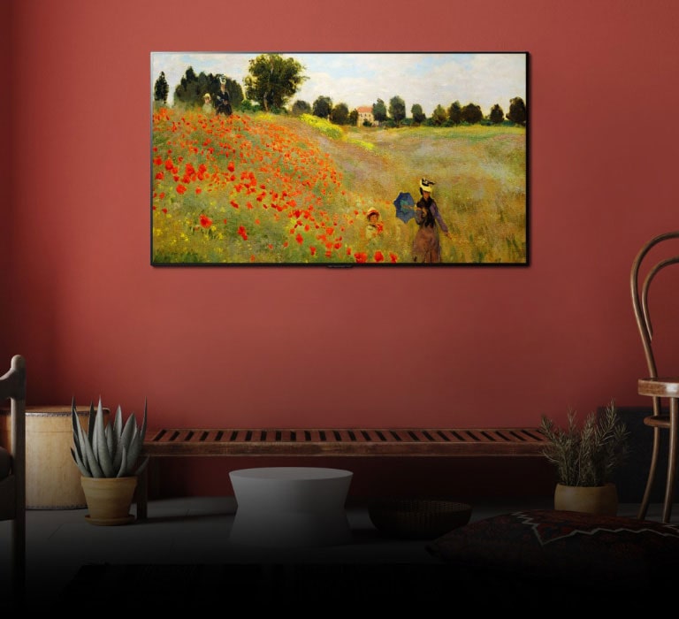 Ant sienos įrengto „Gallery“ tipo TV, kuriame rodomas meno kūrinys, platus vaizdas iš priekio Sužinokite, kodėl dėl SAVARANKIŠKAI UŽSIDEGANČIŲ PIKSELIŲ gyvenimas tampa meniškesnis