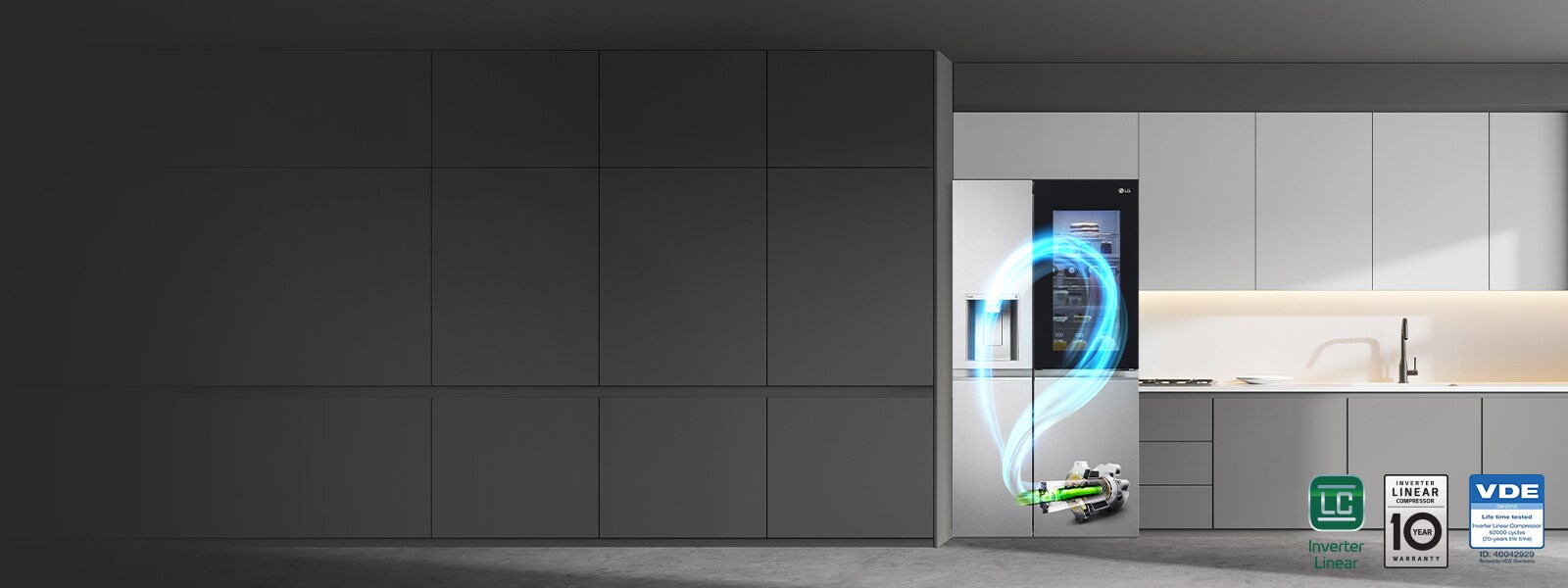 Pilkoje virtuvėje yra šaldytuvas, kuriame pavaizduotas kompresoriaus srautas