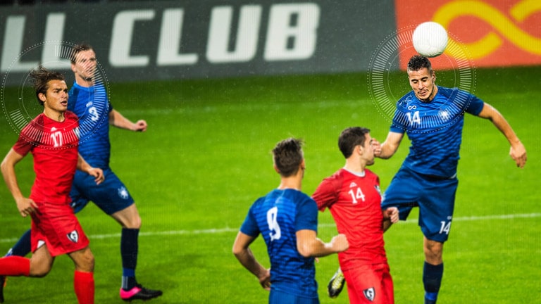 GIF imitacija, kuria pavaizduojama, kaip 3-ios kartos AI procesoriaus „Alpha 9“ pagerina futbolo žaidėjo veido vaizdą