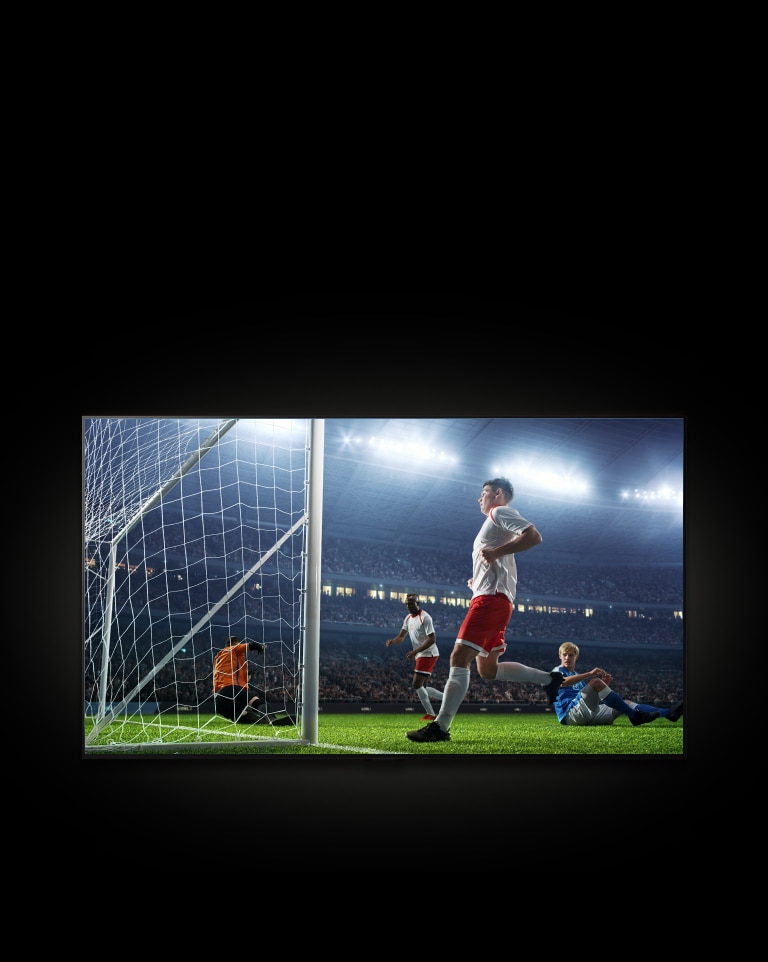 LG TV rodomas filmas. Pasirodo iškylantysis langas su naujausiu futbolo rezultatu ir galimybe žiūrėti tiesiogiai. Kursorius spusteli „Watch Live“, ir televizorius parodo žaidėją, įmušusį įvartį futbolo rungtynėse.