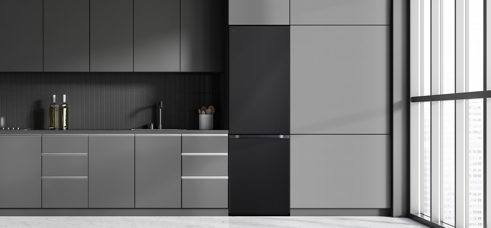 Moderni virtuvė su šaldytuvu, kuris sklandžiai įsilieja į šalia esančias spinteles ir primena įmontuotą modelį.