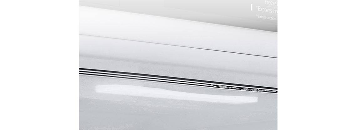 Elegantiško ir minimalaus dizaino kvadratinės kišenės rankenos iš arti.