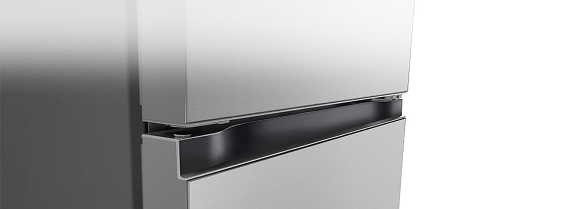 Elegantiško ir minimalaus dizaino kvadratinės kišenės rankenos iš arti.