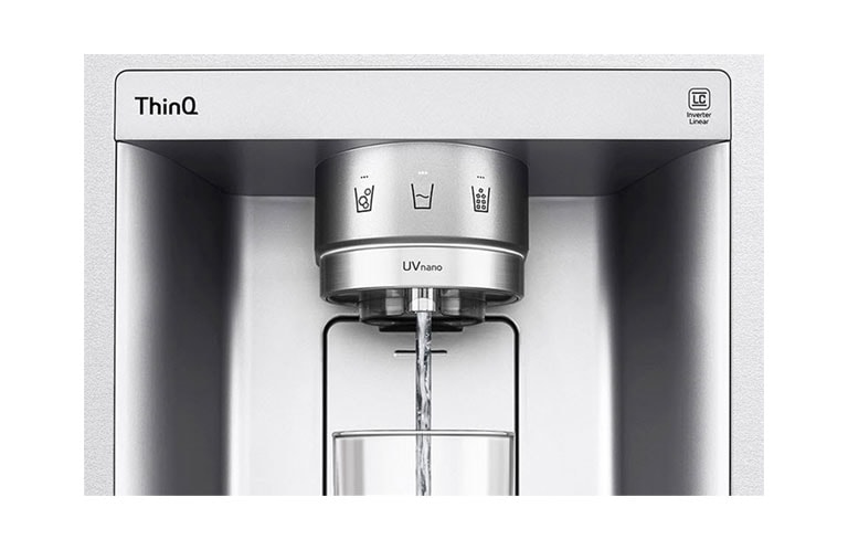 Pradedamas vaizdo įrašas, kuriame priartintas vandens dozatorius. Šaldytuvo išorė išryškėja, todėl dabar galima matyti durelių vidų ir mechanines dozatoriaus antgalio dalis. Vaizdo įraše dar labiau priartinami vandens lašai, krintantys pro „UVnano“ antgalio dalį, kuri sumažina bakterijų kiekį. Priartinus vaizdą vėl matoma šaldytuvo išorė, o vanduo išpilstomas į stiklinę.