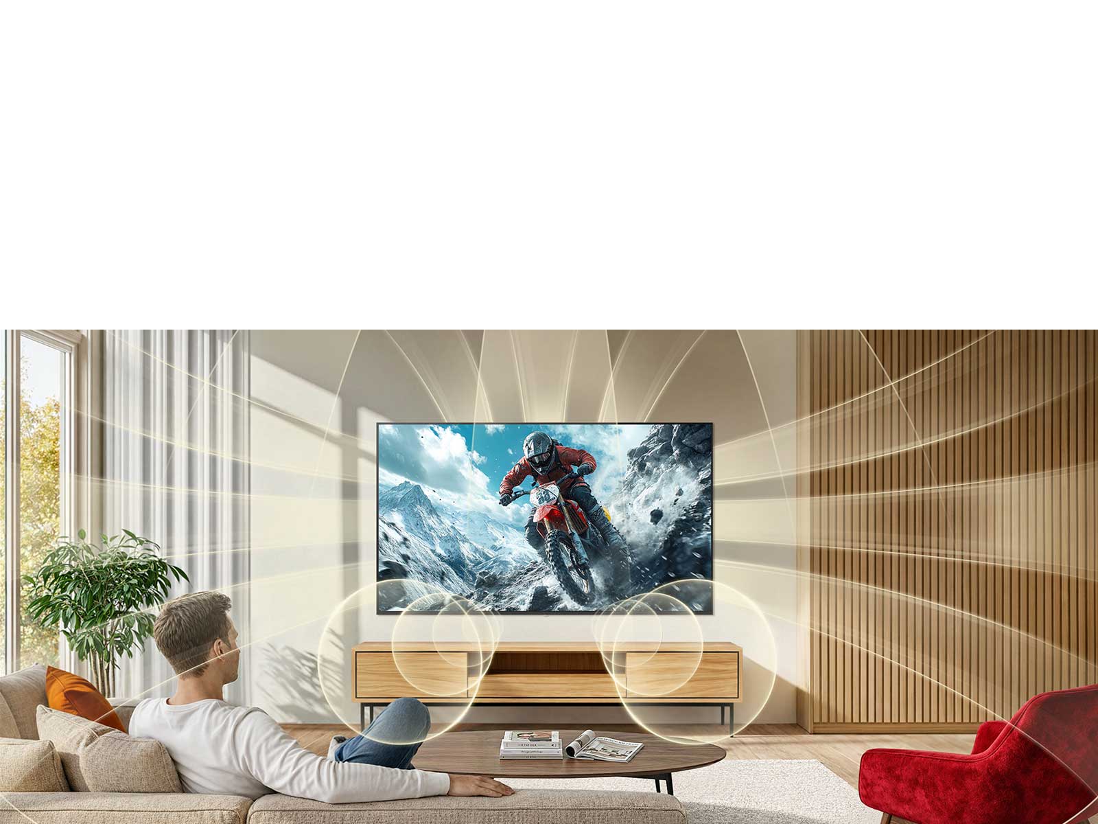 LG NANO 4K UHD AI NU85 su Virtual 11.1.2 užpildo kambarį; ekrane rodoma intensyvi motociklų lenktynių bekelėje scena; ji apgaubia erdvę įtraukiančiu ir daugiakrypčiu garsu.