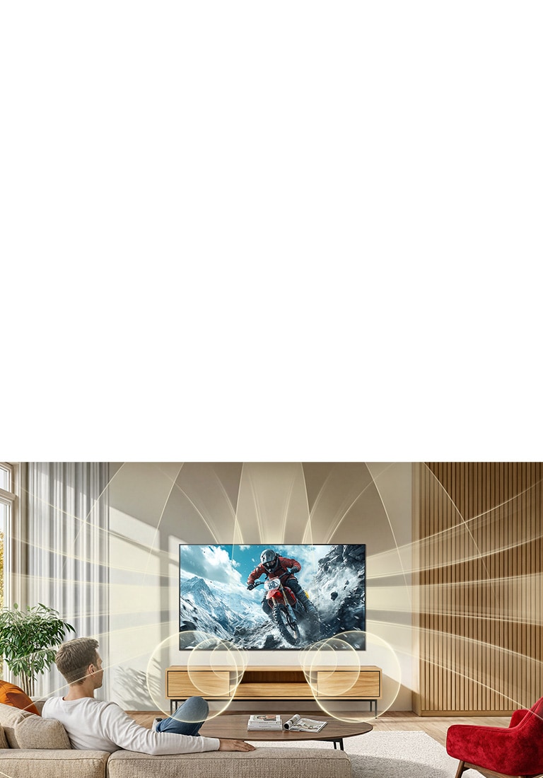 LG NANO 4K UHD AI NU85 su Virtual 11.1.2 užpildo kambarį; ekrane rodoma intensyvi motociklų lenktynių bekelėje scena; ji apgaubia erdvę įtraukiančiu ir daugiakrypčiu garsu.