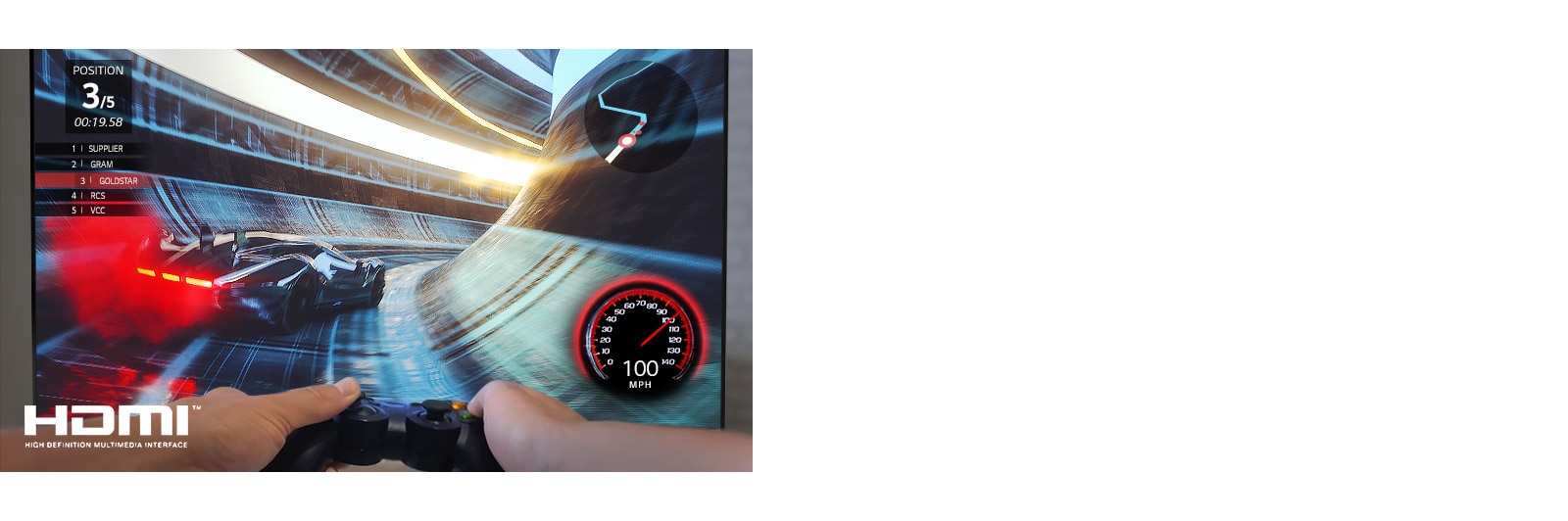 Žaidėjas, televizoriaus ekrane žaidžiantis lenktynių žaidimą, stambiu planu