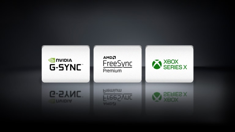 NVIDIA G-SYNC logotipas, „AMD FreeSync“ logotipas ir XBOX SERIES X logotipas išdėstyti horizontaliai juodame fone.