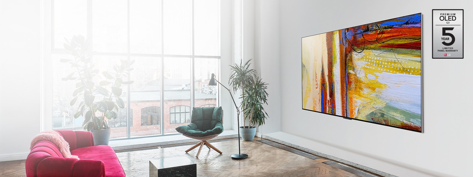 LG OLED G3, rodančio spalvingą abstrakčiojo meno kūrinį ryškiame ir spalvingame kambaryje, vaizdas.
