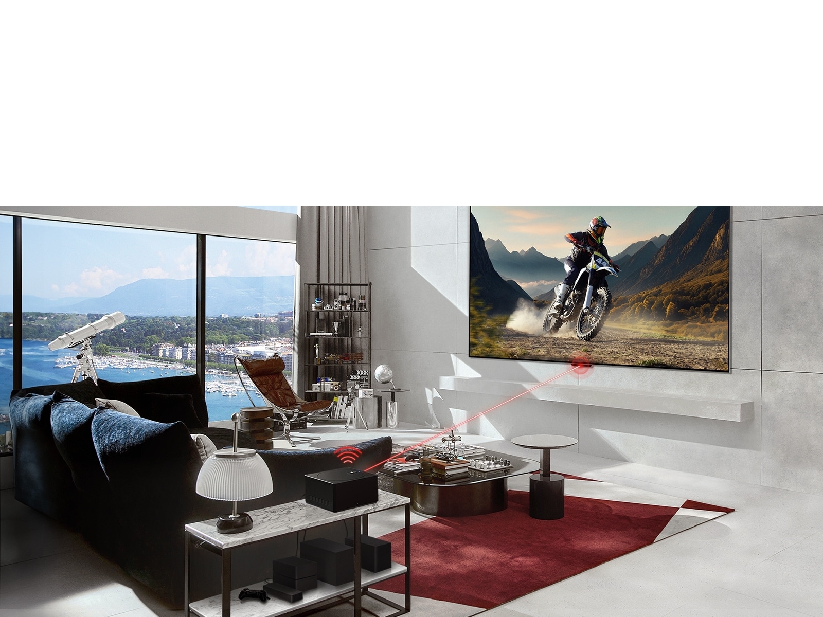 LG OLED evo M4, sumontuotas ant sienos, kurioje matomas žmogus, važiuojantis motociklu purvinu keliu, o apačioje esančiais netvarkingais laidais prie televizoriaus prijungti prietaisai. Įrenginiai išnyksta, o priartinus vaizdą matomas šviesus, modernus gyvenamasis kambarys ir ant stalo padėta „Zero Connect Box“ dėžutė su tvarkingai išdėliotais įrenginiais. Vaizdas trumpam patamsėja ir išryškėja „Zero Connect Box“ ir įrenginiai. Pasirodo raudonas „Wi-Fi“ signalas ir į televizorių sklinda raudonas spindulys, ir pasirodo raudoni apskritimai.