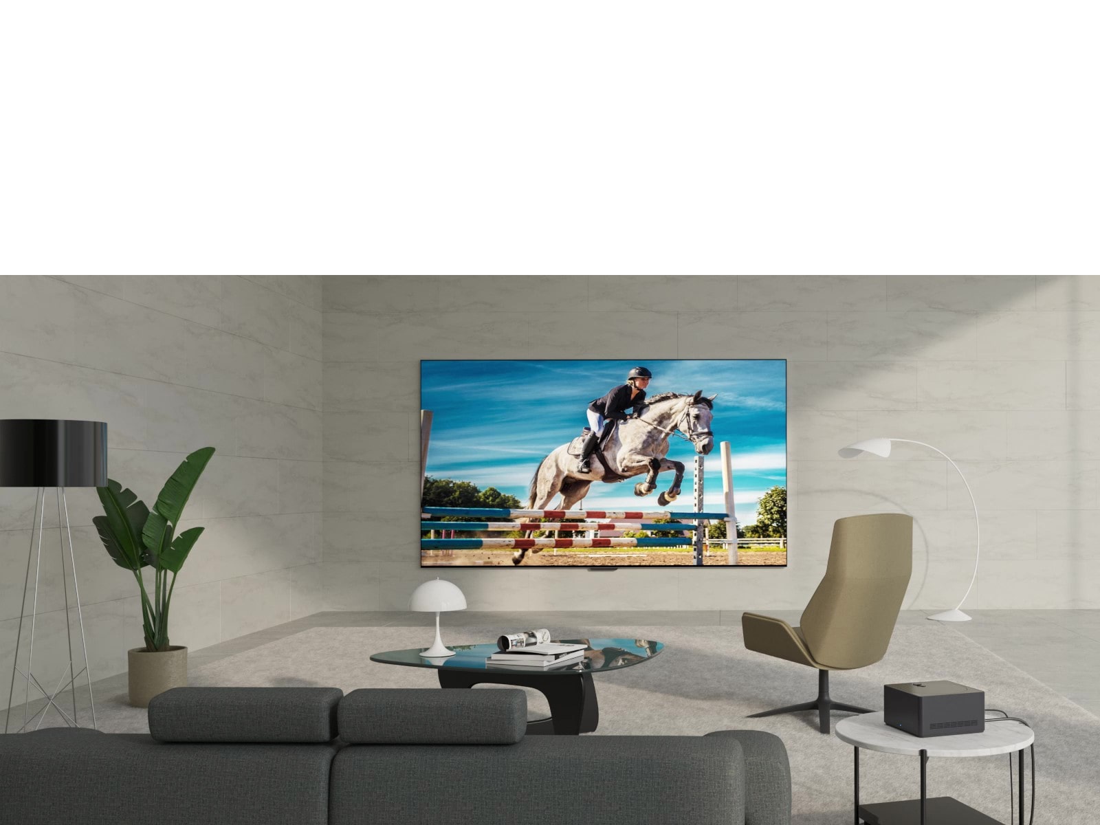 LG OLED evo M4 montuojamas ant sienos, o prietaisai prie televizoriaus prijungiami netvarkingais laidais iš apačios. Per vaizdą eina balta grafinė linija, prietaisai išnyksta ir ant nedidelio stalo pasirodo „Zero Connect Box“. Vaizdas trumpam patamsėja ir paryškinami tik televizorius ir „Zero Connect Box“. Viskas išnyksta, tada TV ir „Zero Connect Box“ vėl pasirodo paryškinti skirtingose vietose. Vaizdas vėl pašviesėja.