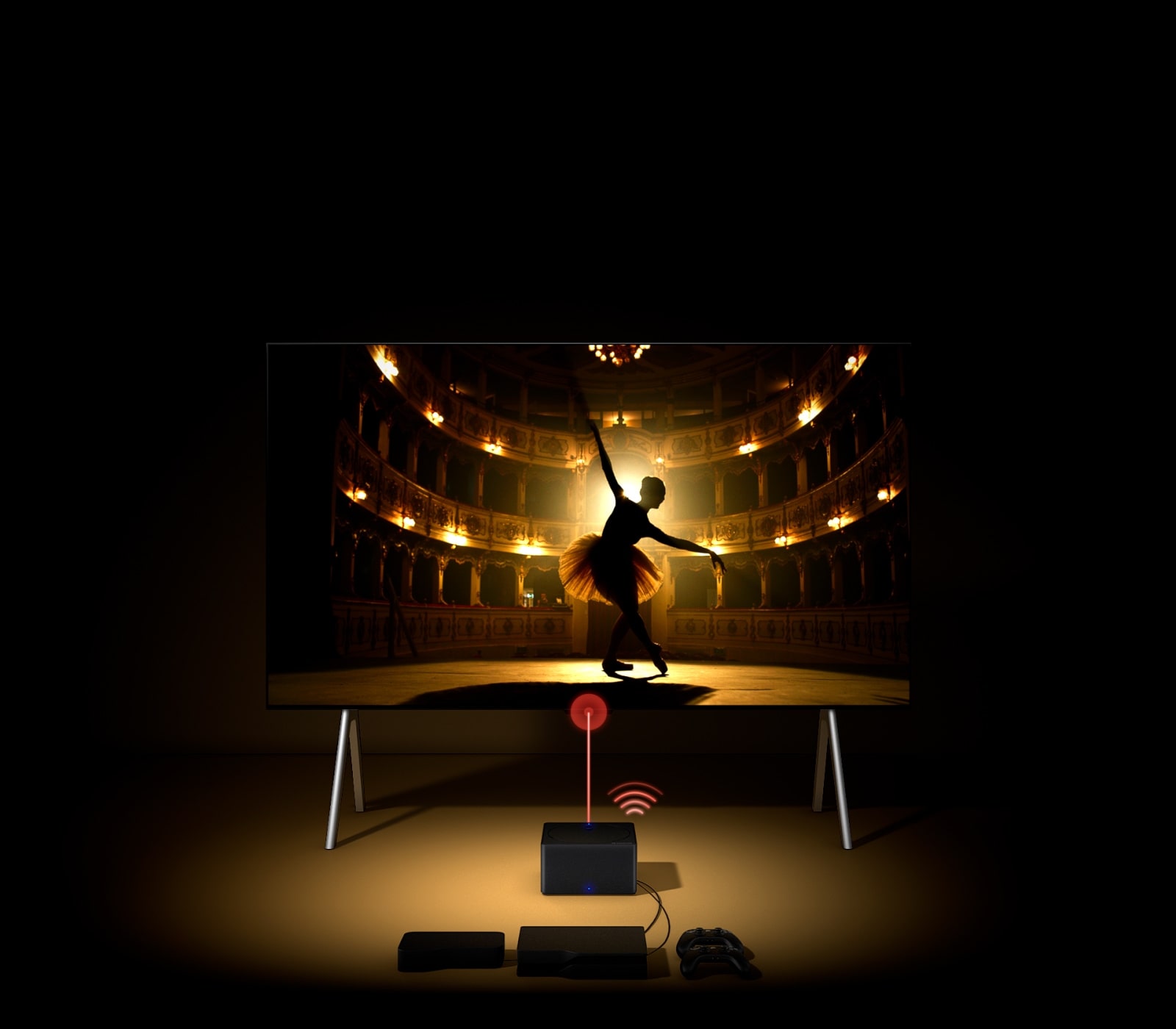 LG SIGNATURE OLED M4 iš didelio kampo tamsioje, prožektoriaus apšviestoje erdvėje, prie kurios laidais prijungtos kelios konsolės ir prietaisai, atrodantys netvarkingai, kol išnyksta. „Zero Connect Box“ išnyksta, už jo matyti tvarkingai išdėstyti įrenginiai ir konsolės, pasirodo raudonas „Wi-Fi“ signalas ir raudonas spindulys, nukreiptas į televizorių, kai perspektyva nusileidžia žemyn, kad būtų matomas visas televizoriaus vaizdas.