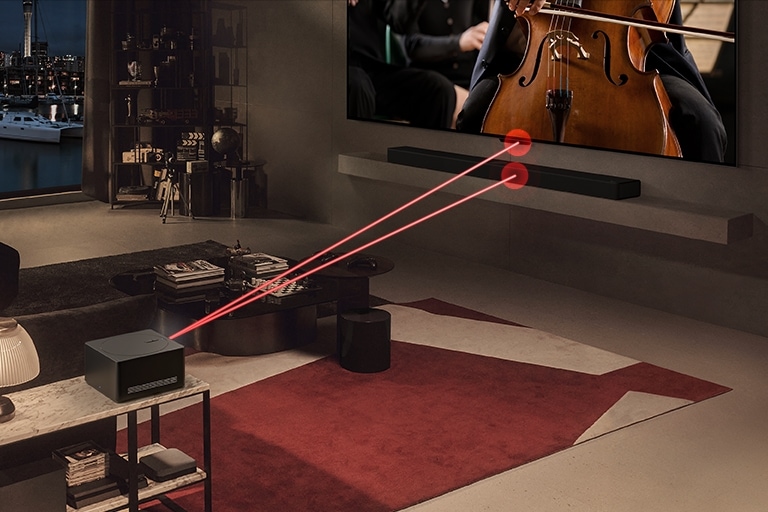 LG SIGNATURE OLED M4 ekrane groja koncertas, o priešais stovi „Zero Connect Box“. Virš „Zero Connect Box“ pasirodo raudonas „Wi-Fi“ signalas, o du raudonos šviesos spinduliai sklinda į televizorių ir LG Soundbar.