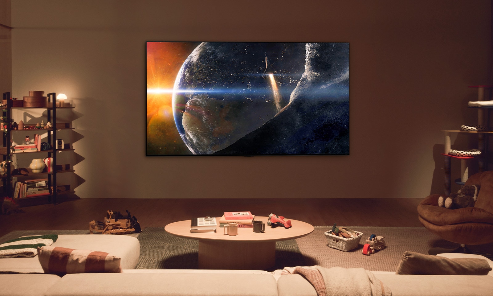 Šeima sėdi ant grindų menkai apšviestoje svetainėje prie nedidelio staliuko ir žiūri į ant sienos sumontuotą LG TV, rodantį Žemę iš kosmoso.