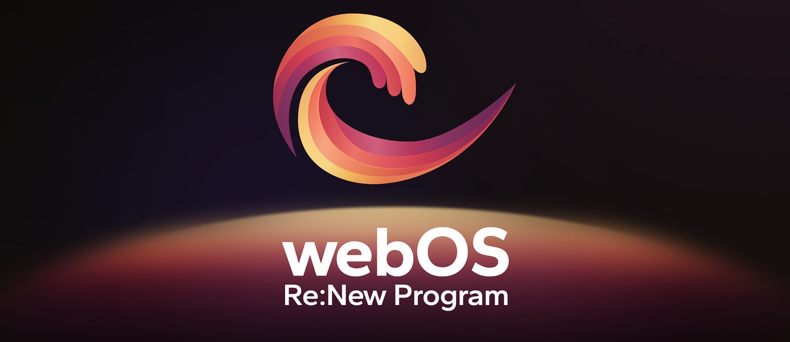 „webOS“ logotipas kabo centre juodame fone, o žemiau esanti erdvė apšviesta raudona, oranžine ir geltona logotipo spalvomis. Po logotipu matomi žodžiai „webOS Re: New Program“.