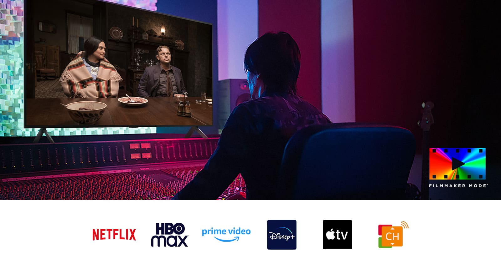 Režisierius prie valdymo pulto montuoja filmą „Gėlių mėnulio žudikai“ LG QNED TV. Apačioje kairėje pusėje yra FILMMAKER MODE™ logotipas.