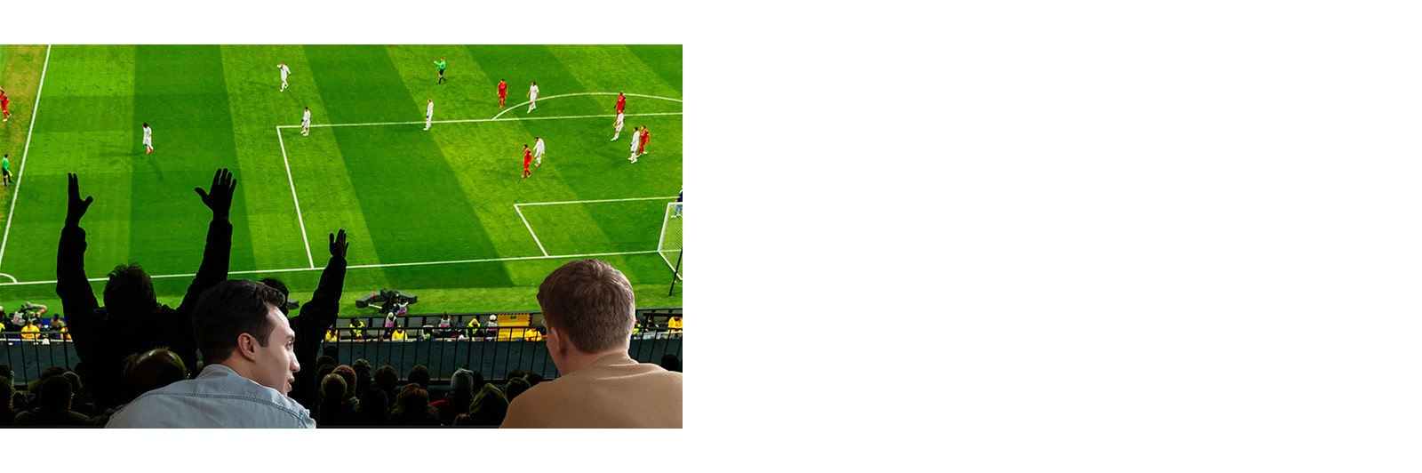 Žmonės svetainėje itin dideliame TV ekrane stebi sporto rungtynes