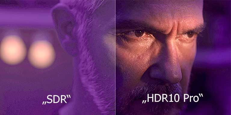 Sadalītā ekrāna tuvplāna attēls ar vīrieša seju tiek parādīts violetā nokrāsā, ēnainā telpā. Kreisajā pusē ir redzams “SDR”, un attēls ir izplūdis. Labajā pusē ir redzams “HDR10 Pro”, un attēls ir skaidrs un ass.