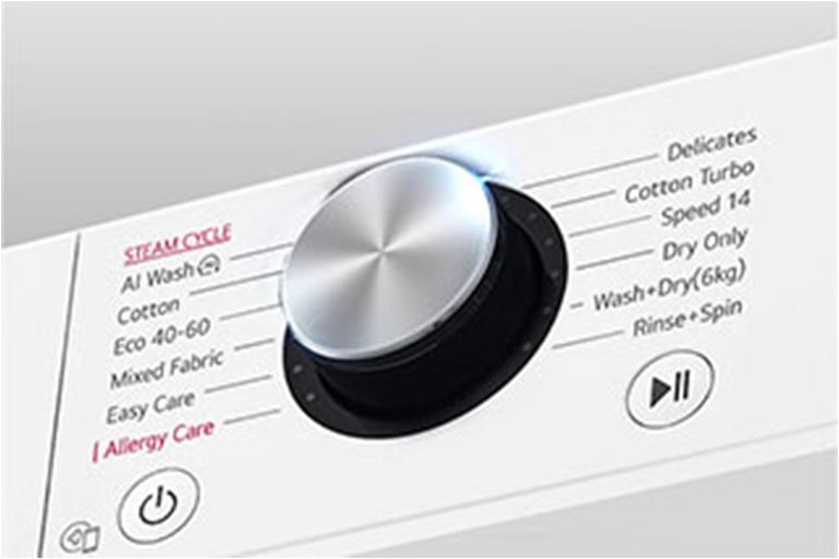 Išdidintas skalbyklės skydelio vaizdas su aiškiai matomu ekranu.