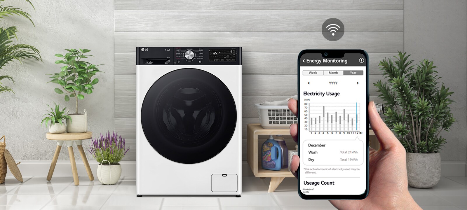 Skalbyklė skalbykloje. Rankoje telefonas, kurio ekrane – techninės priežiūros informacija ir energijos sunaudojimo duomenys, o virš ekrano – belaidžio ryšio simbolis.