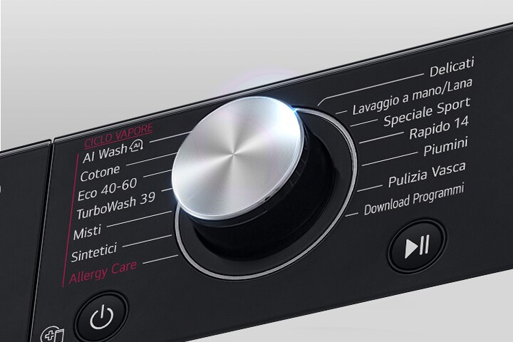 Tuvplānā redzams palielināta veļas mazgājamās mašīnas paneļa metāla poga.