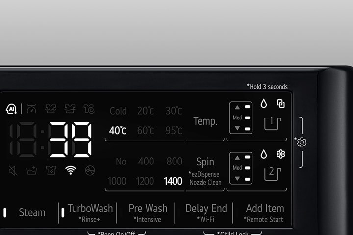Tuvplānā redzams palielināts veļas mazgājamās mašīnas panelis, lai displejs būtu skaidri redzams.
