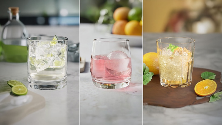 LG „Craft Ice™“ ledo kubeliai ir trupinto ledo gabalėliai trijose šalia stovinčiose stiklinėse, pabrėžiant skirtingas formas ir tekstūras.