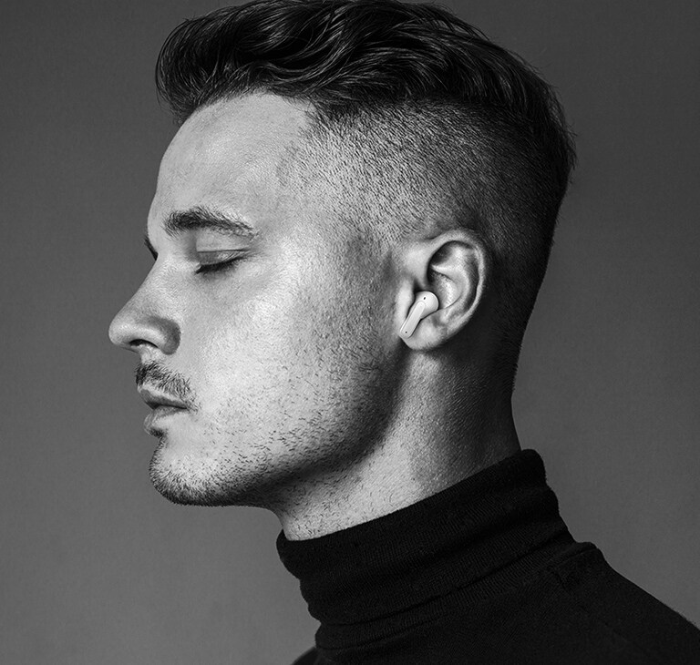 Atvaizdas su vyru, užmerkusiu akis ir vienoje ausyje dėvinčiu „TONE Free“, ir atvaizdas su jame pateiktu užrašu „Visiškai naujas tikimas“.