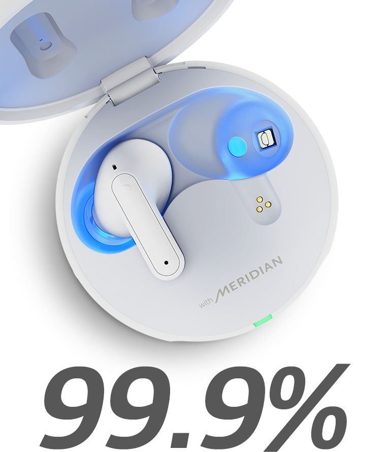 Mėlyna UV šviesa ant bespalvio produkto, krentanti atidarius dėklą, ir žemiau paryškintas užrašas „UVnano“ sunaikina 99,9&nbsp;% bakterijų“.