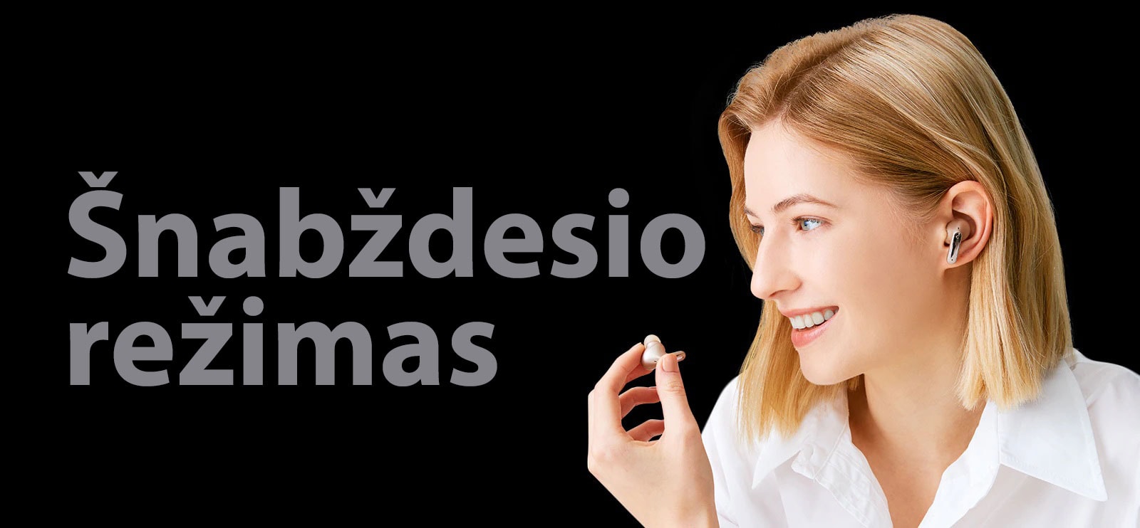 Atvaizdas su moterimi, kuri ausinuką laiko rankoje ir kalbasi telefonu šį ausinuką naudodama kaip mikrofoną.
