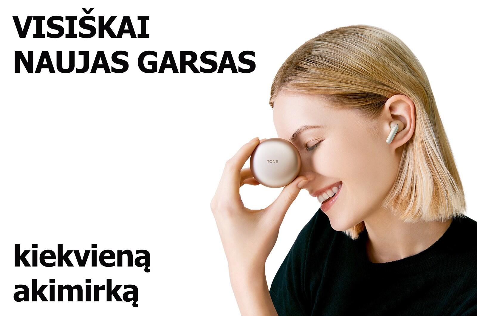 Greta sakinio „Visiškai naujas garsas“ moteris pakelia „TONE Free“ prie jos kaktos ir nusišypso, tarsi tai ir būtų visiškai naujas potyris.