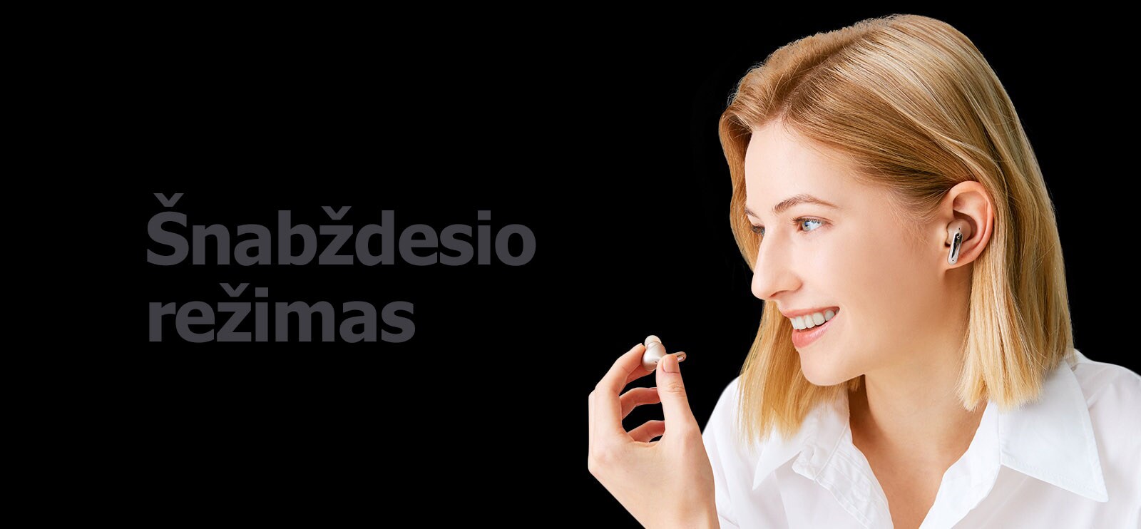 Atvaizdas su moterimi, kuri ausinuką laiko rankoje ir kalbasi telefonu šį ausinuką naudodama kaip mikrofoną.