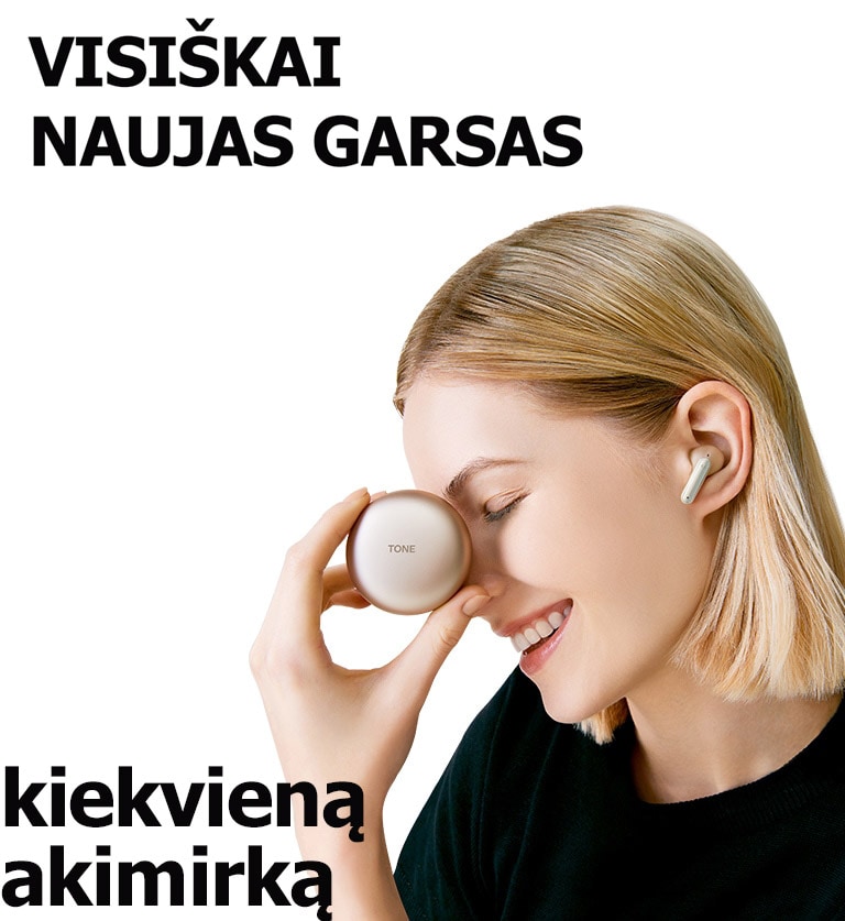 Greta sakinio „Visiškai naujas garsas“ moteris pakelia „TONE Free“ prie jos kaktos ir nusišypso, tarsi tai ir būtų visiškai naujas potyris.