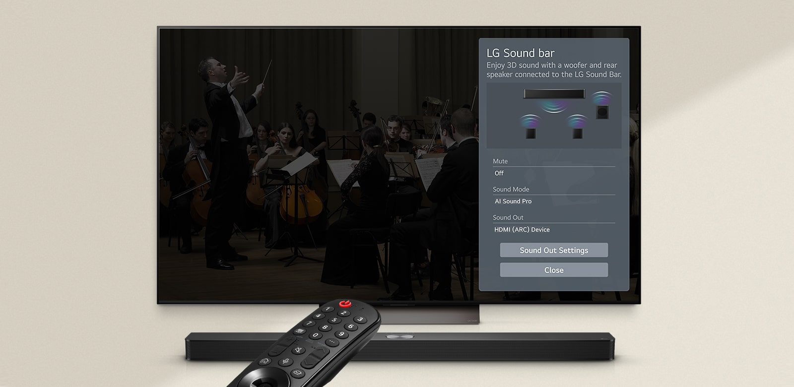 LG valdymo pultas nukreiptas į LG TV su LG „Soundbar“ po juo. LG TV su WOW sąsajos meniu ekrane.