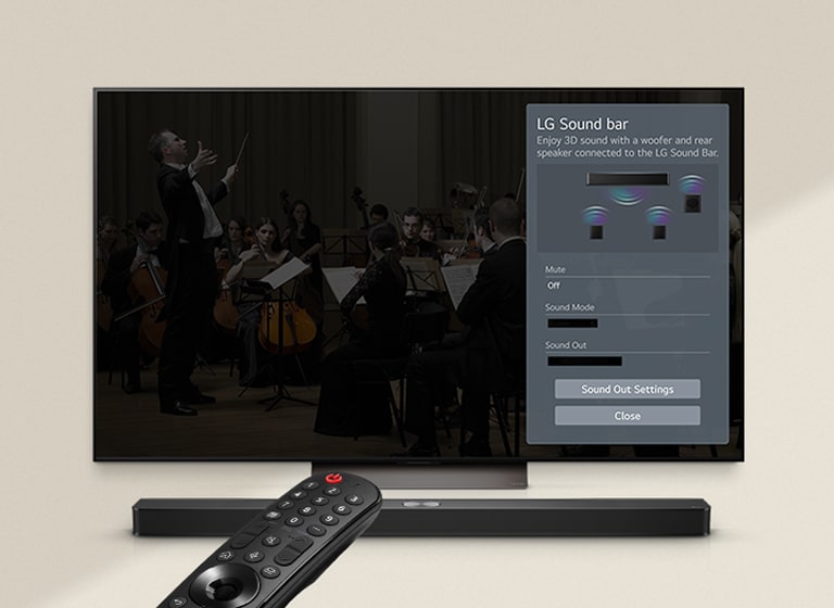 LG valdymo pultas nukreiptas į LG TV su LG „Soundbar“ po juo. LG TV su WOW sąsajos meniu ekrane.