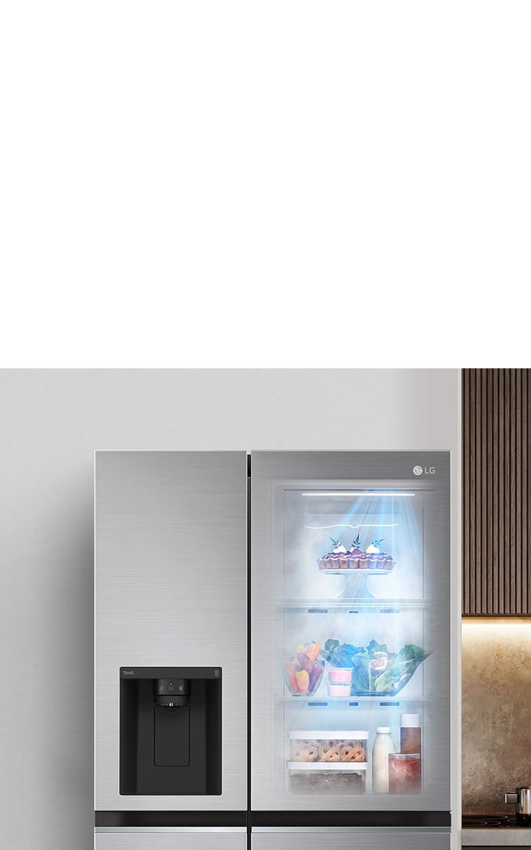 Juodo „InstaView“ šaldytuvo vaizdas iš priekio su viduje įjungta šviesa. Šaldytuvo turinį galima matyti pro „InstaView“ dureles. Dėl „DoorCooling“ funkcijos virš turinio šviečia mėlynos šviesos spinduliai.