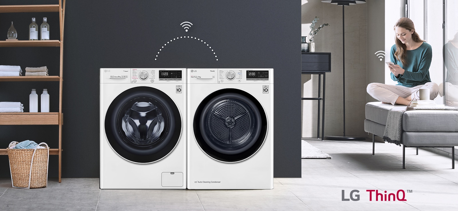 Naudotojas tiesiog sėdi ant sofos ir džiovyklę bei skalbyklę (skalbimo mašiną) valdo programėle „LG ThinQ“.