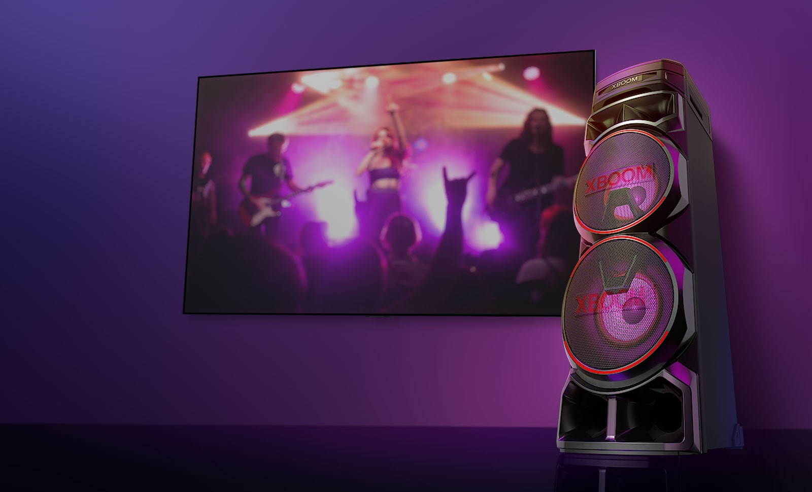 LG XBOOM RNC7 dešinės pusės vaizdas kampu iš apačios violetiniame fone. XBOOM šviesa taip pat yra violetinė. Televizoriaus ekrane rodoma koncerto scena.