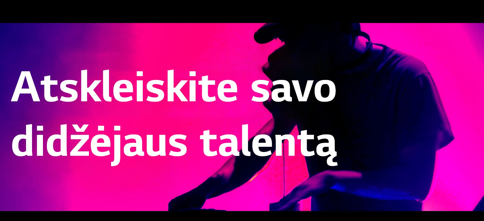 Vyras suka plokštelę didžėjaus pulte