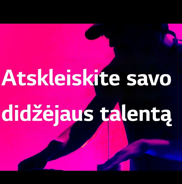 Vyras suka plokštelę didžėjaus pulte