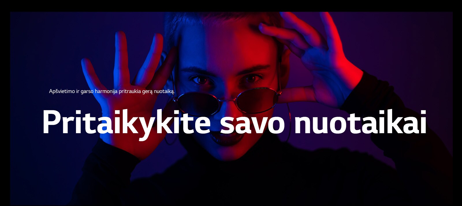 Moteris pozuoja ryškiame apšvietime.