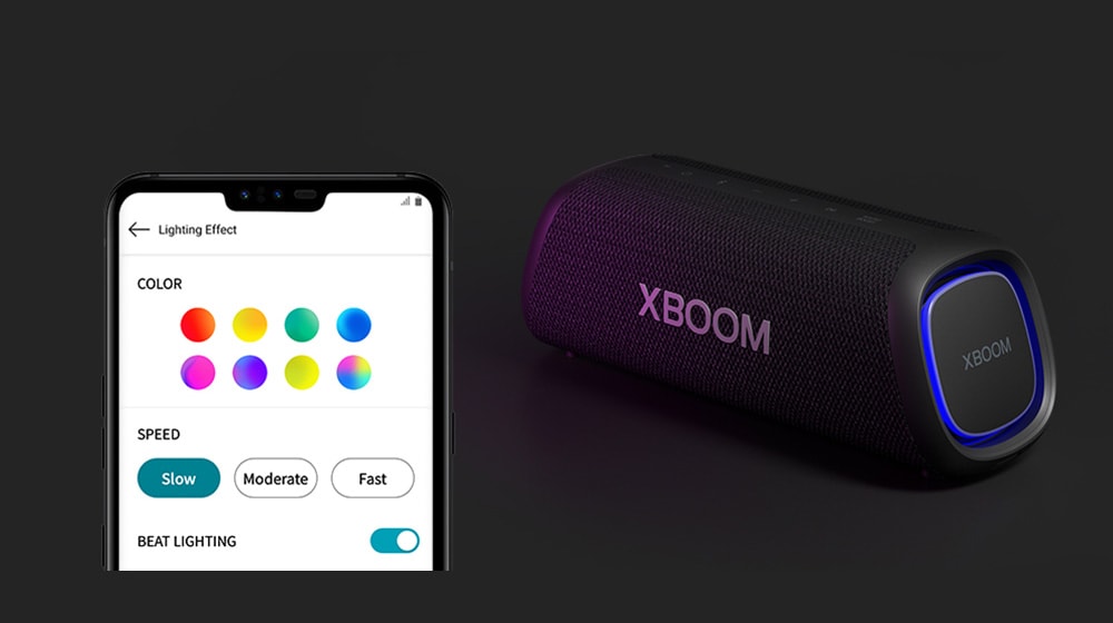 Kairėje pusėje rodomas „My style UI“ Dešinėje pusėje ant grindų stovintis LG XBOOM Go XG7 su mėlynu apšvietimu.