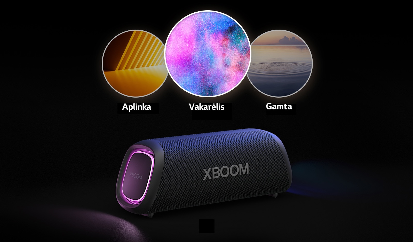 LG XBOOM Go XG7 su violetiniu apšvietimu padėtas ant grindų. Ant garsiakalbio viršaus rodomi trys „Light Studio“ režimai: aplinkos, gamtos ir vakarėlio.