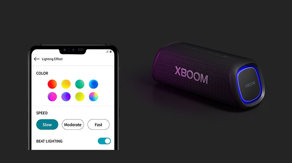 Kairėje pusėje rodomas „My style UI“ Dešinėje pusėje ant grindų stovintis „LG XBOOM Go XG5" su mėlynu apšvietimu.